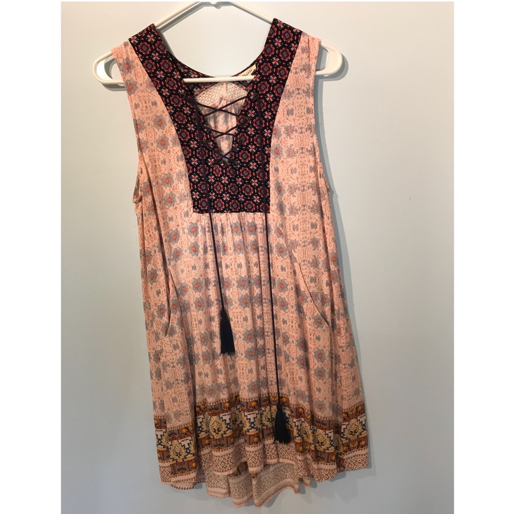 En Cremé print dress with pockets!